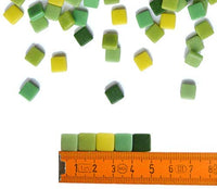Mosaiko Green Mix 10.58 oz (10.5 onzas) - Azulejos de cristal de mosaico para manualidades, piezas cuadradas manchadas de primera calidad, 0.4 in x 0.4 in, perfecto para decoración del hogar, manualidades de bricolaje, arte de píxeles, juegos infantiles, - Arteztik
