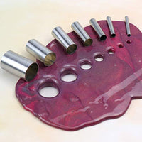 Homgaty Juego de cortadores de arcilla y rodillo de arcilla acrílica, 7 piezas de sangría redonda con forma de círculo, 1 tablero de acrílico de respaldo y raspadores de arcilla para hacer manualidades - Arteztik