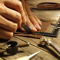 Hojas de piel de piel auténtica para pendientes, cartera de cuero y artesanías – Cuero auténtico de búfalo de grano completo, sin hojas de piel sintética – Marrón oscuro y ruso (2 hojas + cordón de cuero) - Arteztik