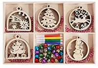 Artmag 50 piezas de adornos colgantes de madera sin terminar para decoraciones de Navidad, 5 estilos DIY rebanadas de madera con agujeros para niños, manualidades, centros de mesa de fiesta y decoraciones colgantes - Arteztik
