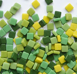 Mosaiko Green Mix 10.58 oz (10.5 onzas) - Azulejos de cristal de mosaico para manualidades, piezas cuadradas manchadas de primera calidad, 0.4 in x 0.4 in, perfecto para decoración del hogar, manualidades de bricolaje, arte de píxeles, juegos infantiles, - Arteztik