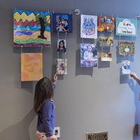 Exhibidor colgante para pared con cable de acero y barra, organizador para proyectos de arte de niños y artesanías, con clips - Arteztik
