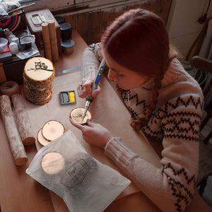 Fuyit - Juego de 30 rebanadas de madera natural para manualidades (2,4 a 2,8 pulgadas), diseño de círculos de madera sin terminar con agujero - Arteztik