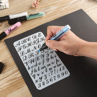 Juego de 400 plantillas de letras del alfabeto para arte y manualidades, tarjetas de Navidad, pintura facial, escritura de diario de balas, dibujo de garabatos, decoración de tela de madera de cristal de roca – plantilla reutilizable 20 hojas de 3.9 x 7.1 - Arteztik