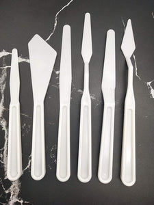 Juego de 4 cuchillos de paleta de espátula de plástico con seis estilos diferentes, herramientas de arte delgadas y flexibles para pintura al óleo, mezcla de acrílico. - Arteztik