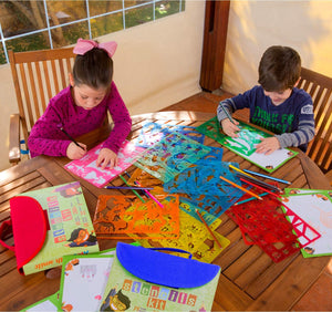 Kit de dibujo de plantilla para niños con estuche de transporte - 55 piezas con 280 formas de plantilla y lápices de colores - Artes y manualidades para viajes en el hogar - Divertido juguete creativo para niñas y niños de 3 a adolescentes - Arteztik