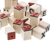 Juvale Alphabet - Sellos de goma de madera, letras superiores e inferiores con símbolos, 60 unidades - Arteztik
