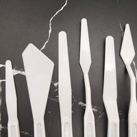 Juego de 4 cuchillos de paleta de espátula de plástico con seis estilos diferentes, herramientas de arte delgadas y flexibles para pintura al óleo, mezcla de acrílico. - Arteztik